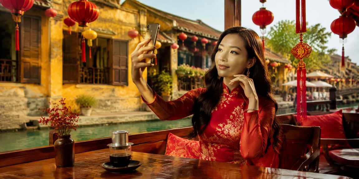 Người dùng tại Hội An chơi Baccarat trực tuyến bên ly cà phê Việt Nam